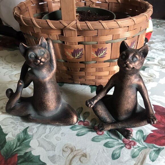 Yoga Cats In Lotus Meditation And One Leg King Pigeon Pose Statue Set - Picture 2 of 6